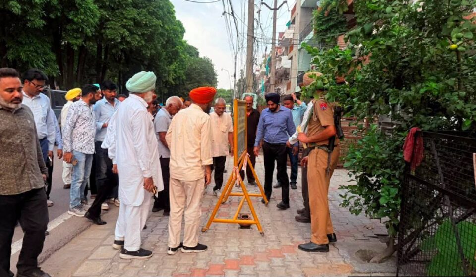 Mayor Sarabjeet Singh Samana inspects parks, roads, drains, and cleanliness arrangements in Sector 70, Ward 34, Mohali.