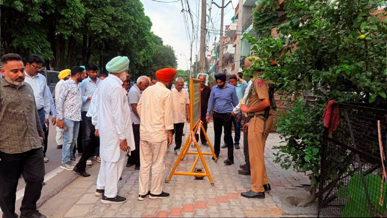 Mayor Sarabjeet Singh Samana inspects parks, roads, drains, and cleanliness arrangements in Sector 70, Ward 34, Mohali.