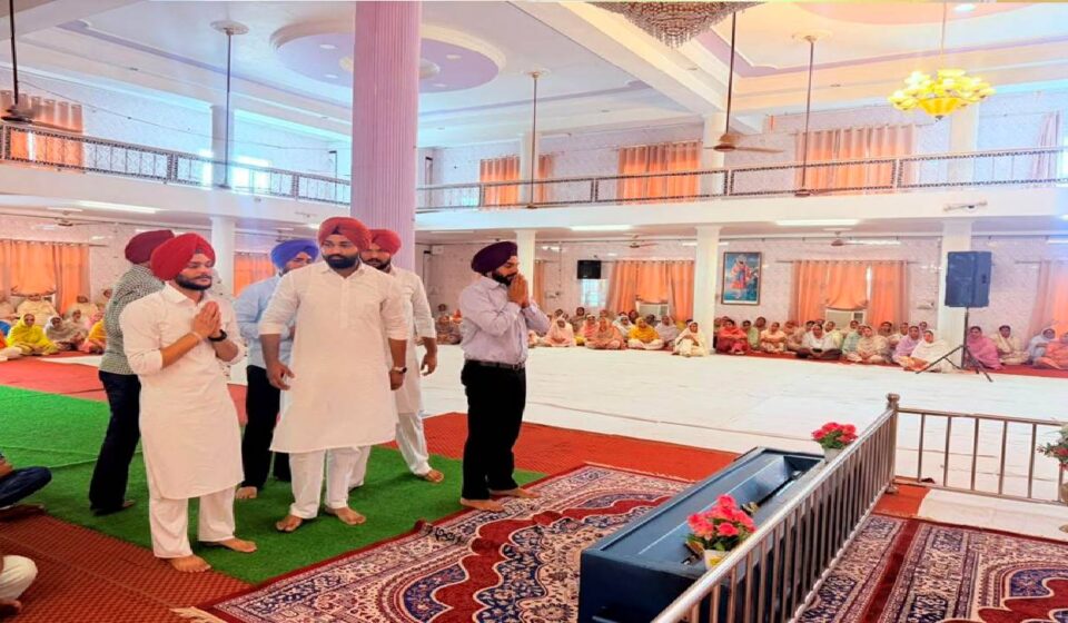 Mayor Sarabjeet Singh Samana attends the last prayer of late Sardarni Surinder Kaur Ji at Angitha Sahib Phase 8 Mohali and offers condolences to the family