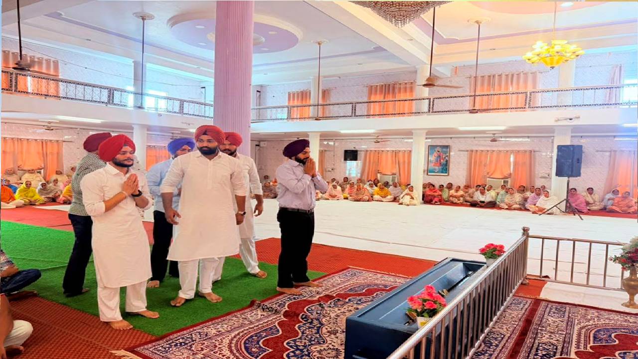 Mayor Sarabjeet Singh Samana attends the last prayer of late Sardarni Surinder Kaur Ji at Angitha Sahib Phase 8 Mohali and offers condolences to the family