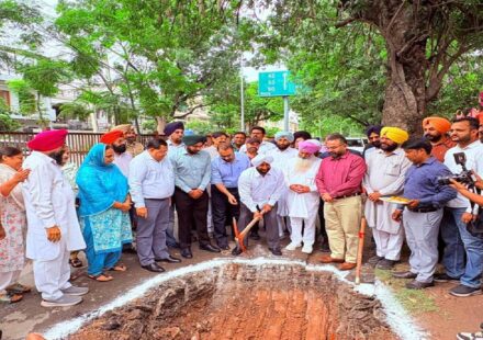 Sewerage pipeline work underway in Phase 7 Mohali as part of a ₹1.5 crore infrastructure project.
