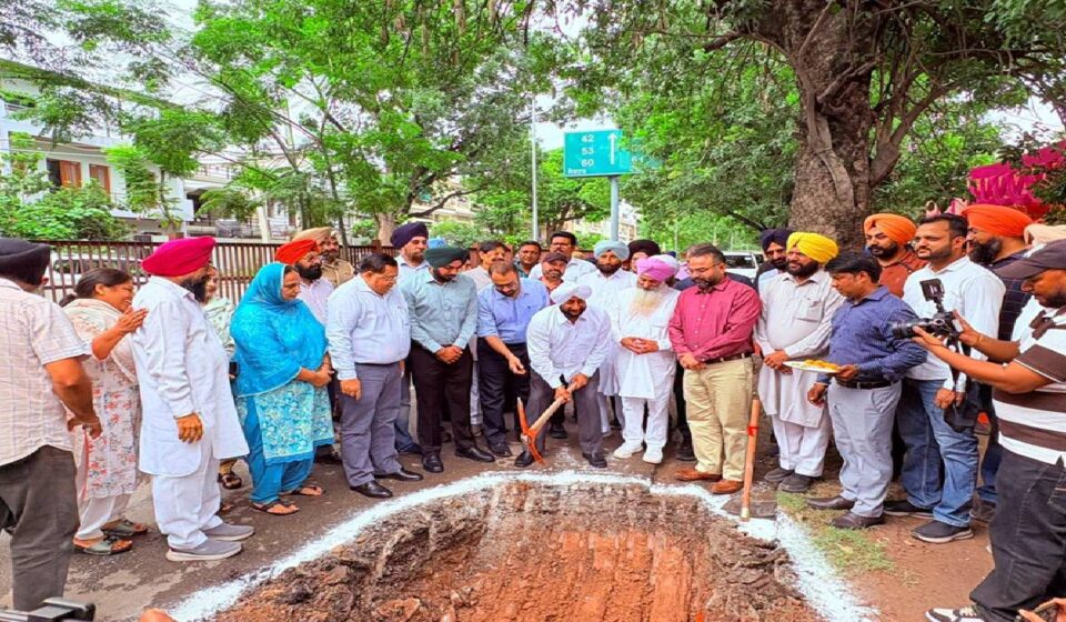 Sewerage pipeline work underway in Phase 7 Mohali as part of a ₹1.5 crore infrastructure project.