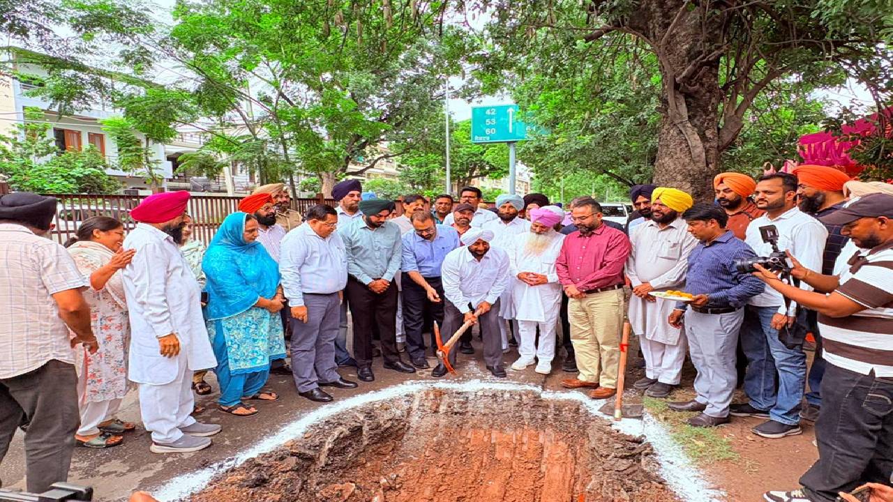 Sewerage pipeline work underway in Phase 7 Mohali as part of a ₹1.5 crore infrastructure project.