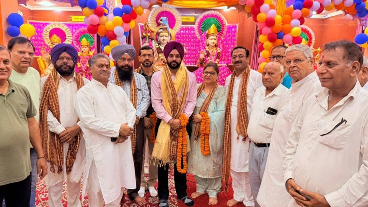 Mayor Sarabjeet Singh Samana seeking blessings at Shri Shiv Shakti Mandir Sector-66 Mohali on Janam Ashtami