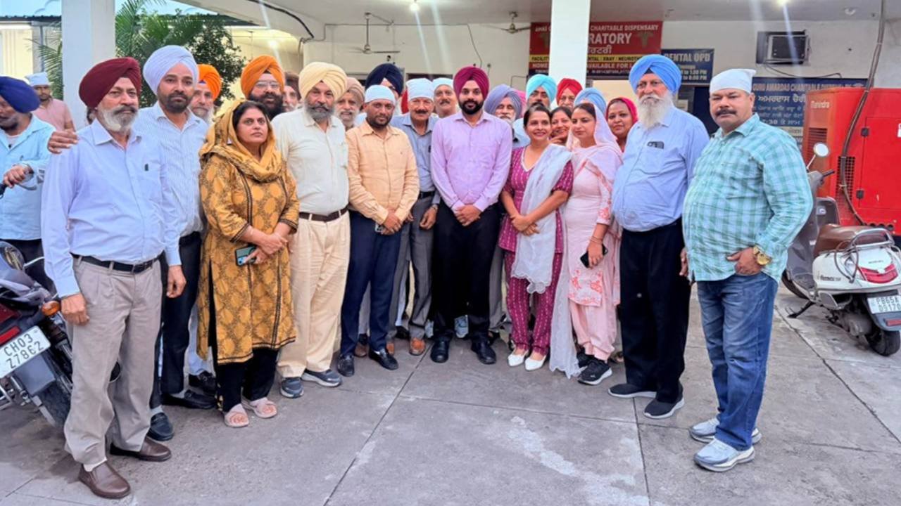 Mayor Sarabjeet Singh Samana meeting Phase-11 Mohali residents over the garbage problem