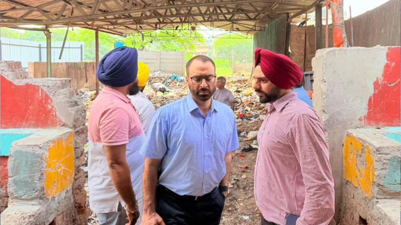 Mayor Sarabjeet Singh Samana inspecting the RMC Point in Sector-71 Mohali with officers