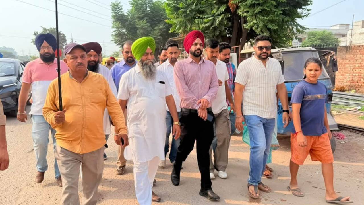 Mayor Sarabjeet Singh Samana and teams participating in the Mission Clean Punjab cleanliness drive in Balongi Mohali