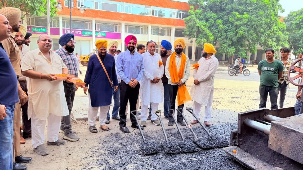 Mohali road construction premix laying in Phase-9