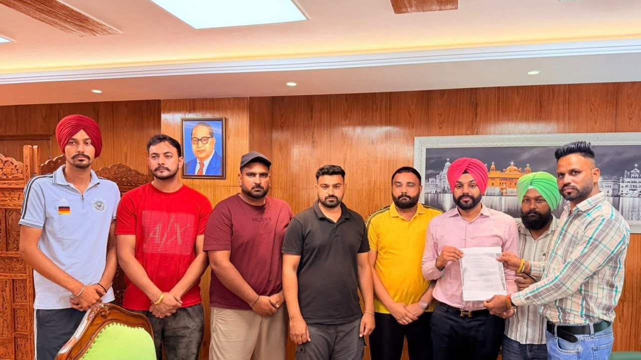 Face-to-face meeting between Sarabjeet Singh Samana and area residents