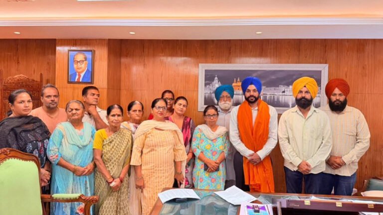 People from different Mohali wards meet Sarabjeet Singh Samana